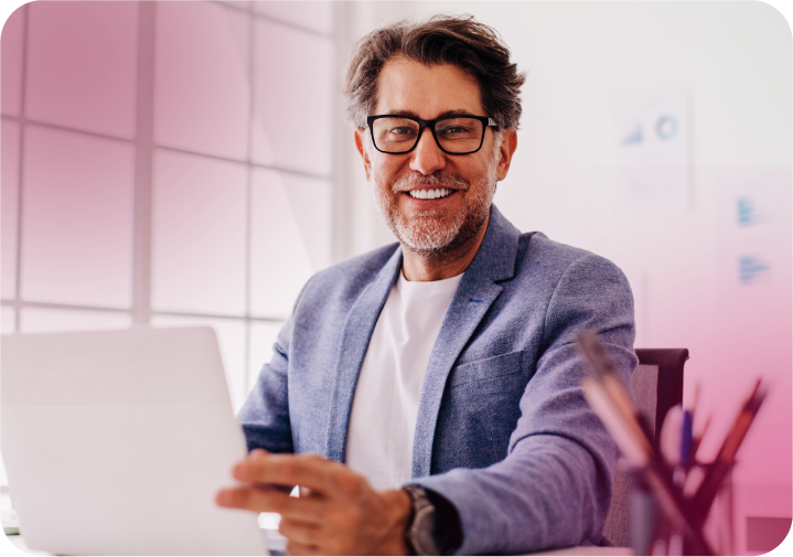Homem branco, sorrindo. 